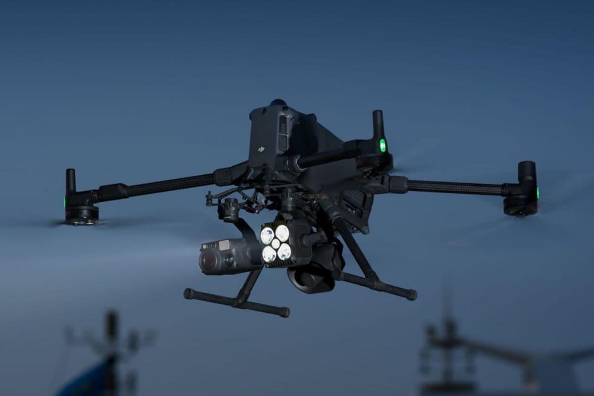 The Matrice 400 can be fitted with a range of payloads, including a long-throw light and powerful geospatial mapping cameras