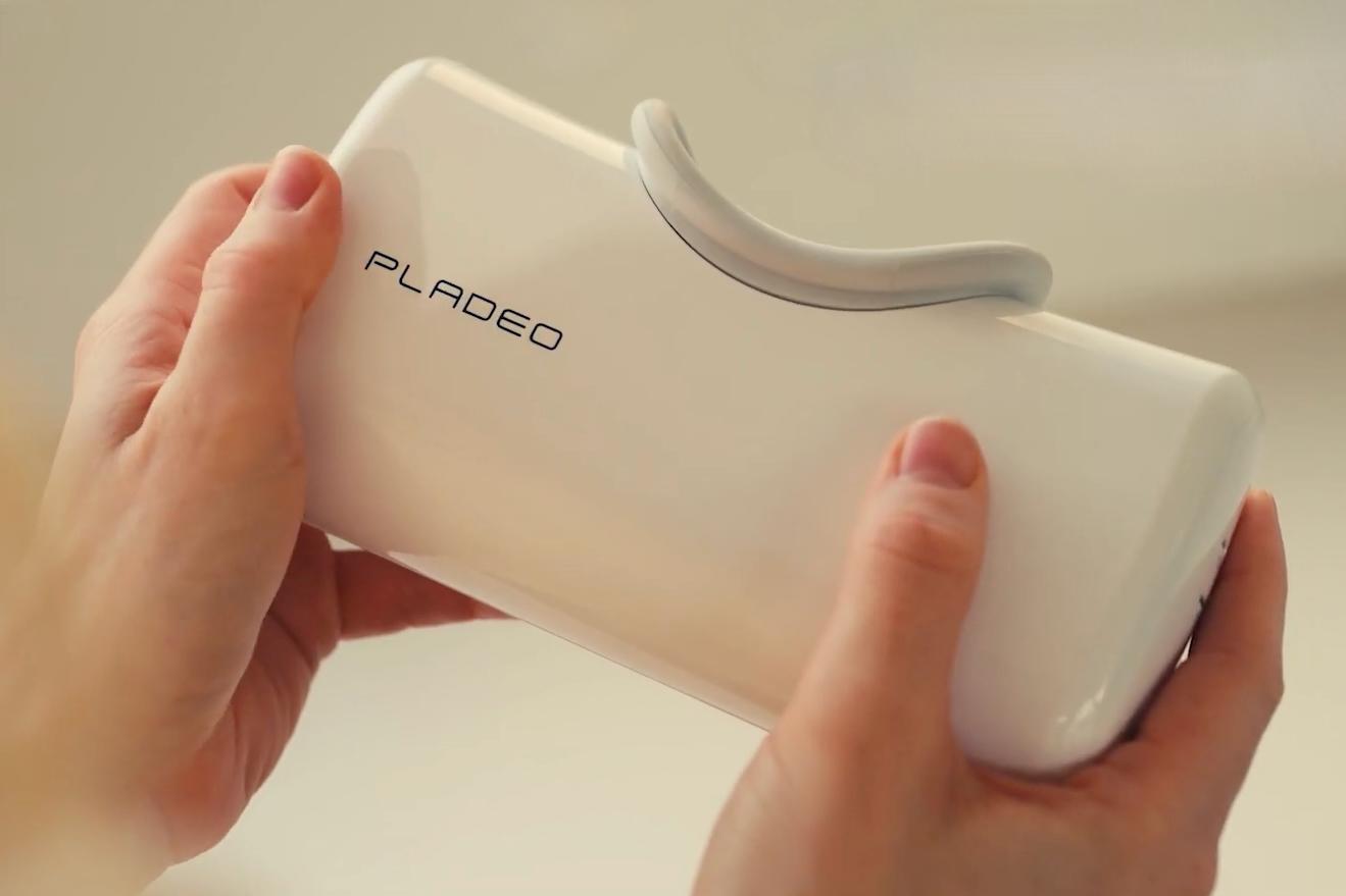 One charge of the PlaDeo's battery should be good for 2.5 hours of use