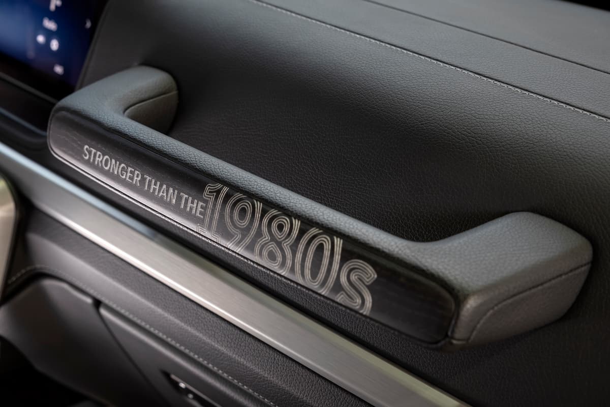 The only difference inside is the center panel wrapped in gray cloth reminiscent of the 1980s and "STRONGER THAN THE 1980s" lettering on the grab handle