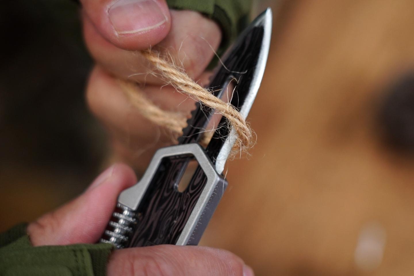 The bayonet blade in string-cutting action
