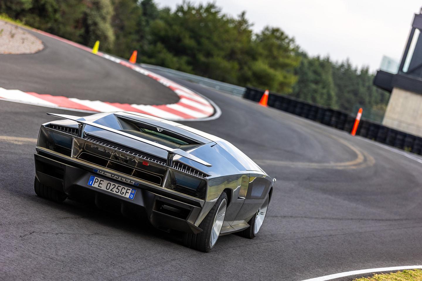 The tail gives me 80s Lambo vibes and I like it